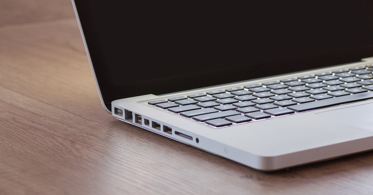 Agencia de Google Ads en Medellín: cómo elegir bien, qué exigir y por qué el precio no es el primer filtro | Gulupa Digital Laptop con panel de analitica y metricas de rendimiento para campanas de Google Ads