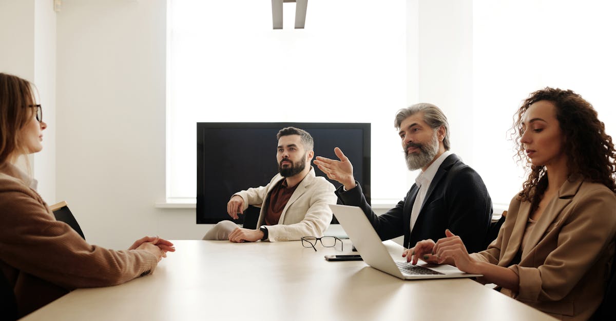 Agencia de Google Ads en Medellín: cómo elegir bien, qué exigir y por qué el precio no es el primer filtro | Gulupa Digital Equipo reunido revisando resultados y decisiones de campanas publicitarias