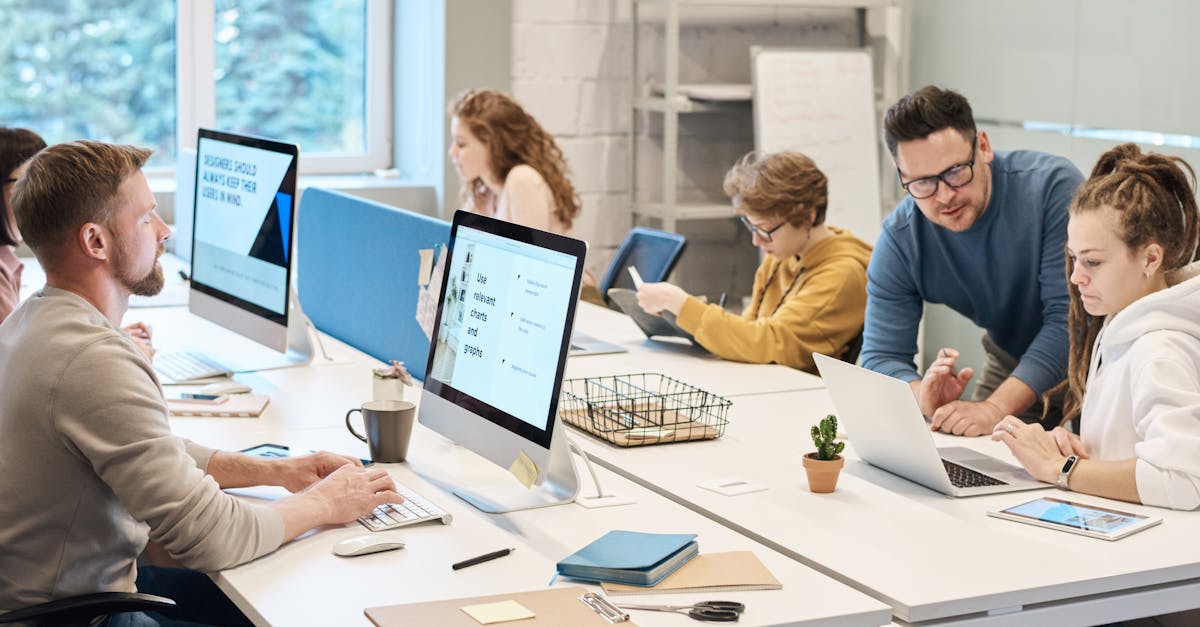 Agencia de marketing digital en Medellín: cómo elegir una que venda | Gulupa Digital equipo revisando dashboard de leads (agencia de marketing digital en Medellín)