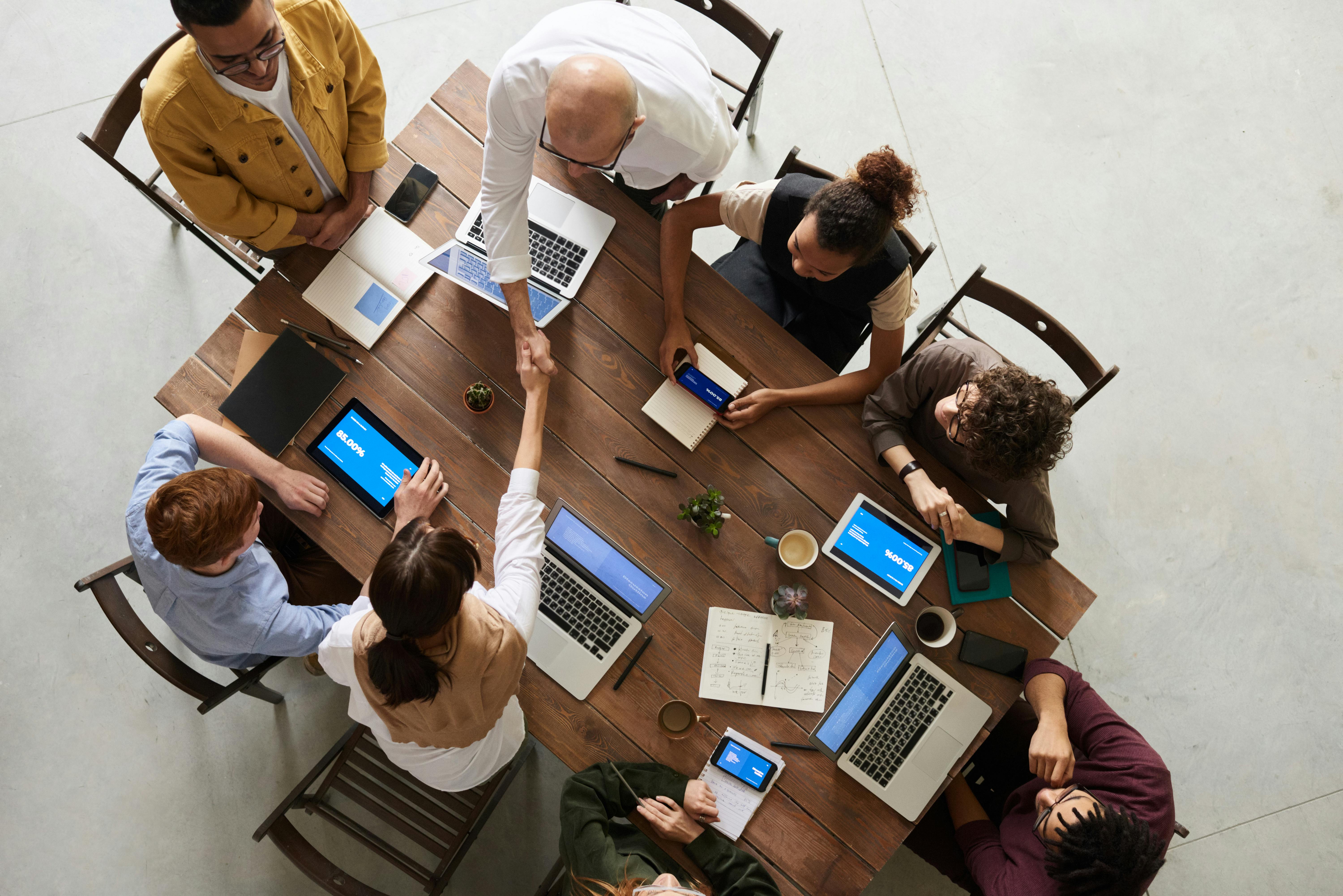 Equipo de trabajo revisando una reunión para implementar IA y coordinar procesos