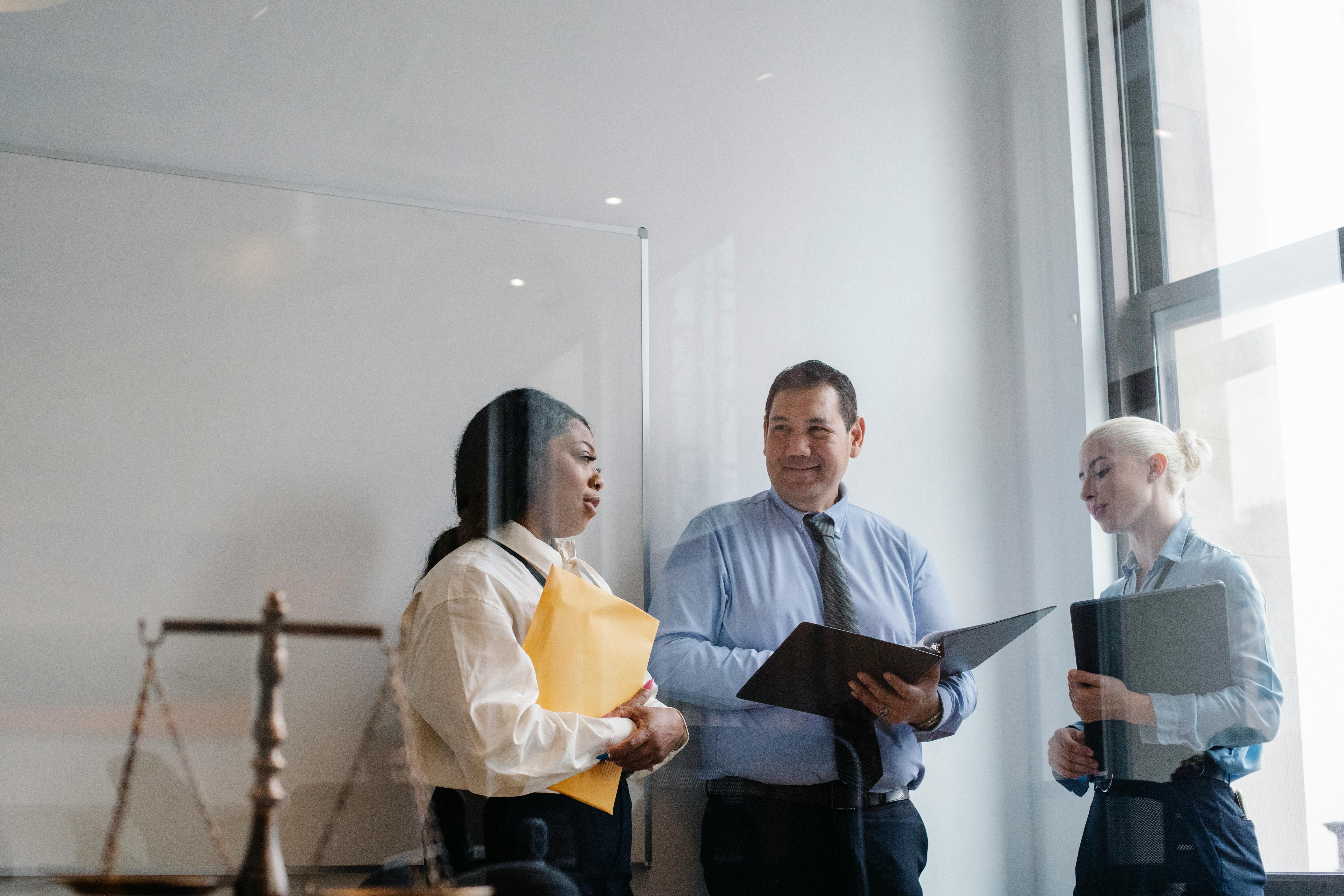 Equipo comercial conversando en oficina mientras revisa un proceso de ventas