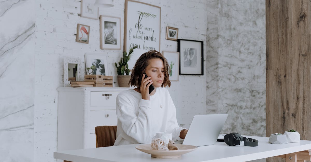 Persona trabajando seguimiento comercial desde portátil y móvil