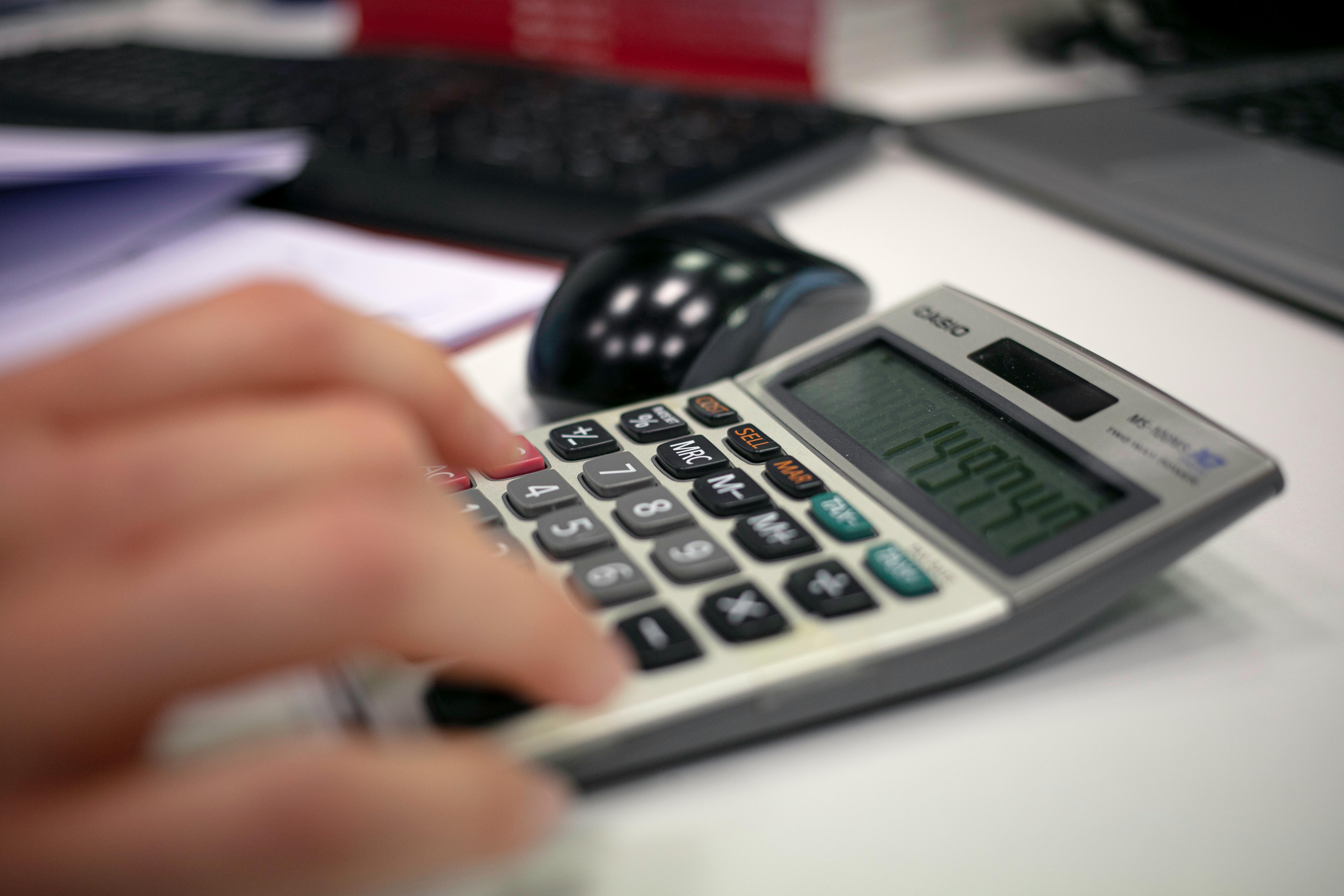 Planeación de presupuesto de pauta digital con calculadora