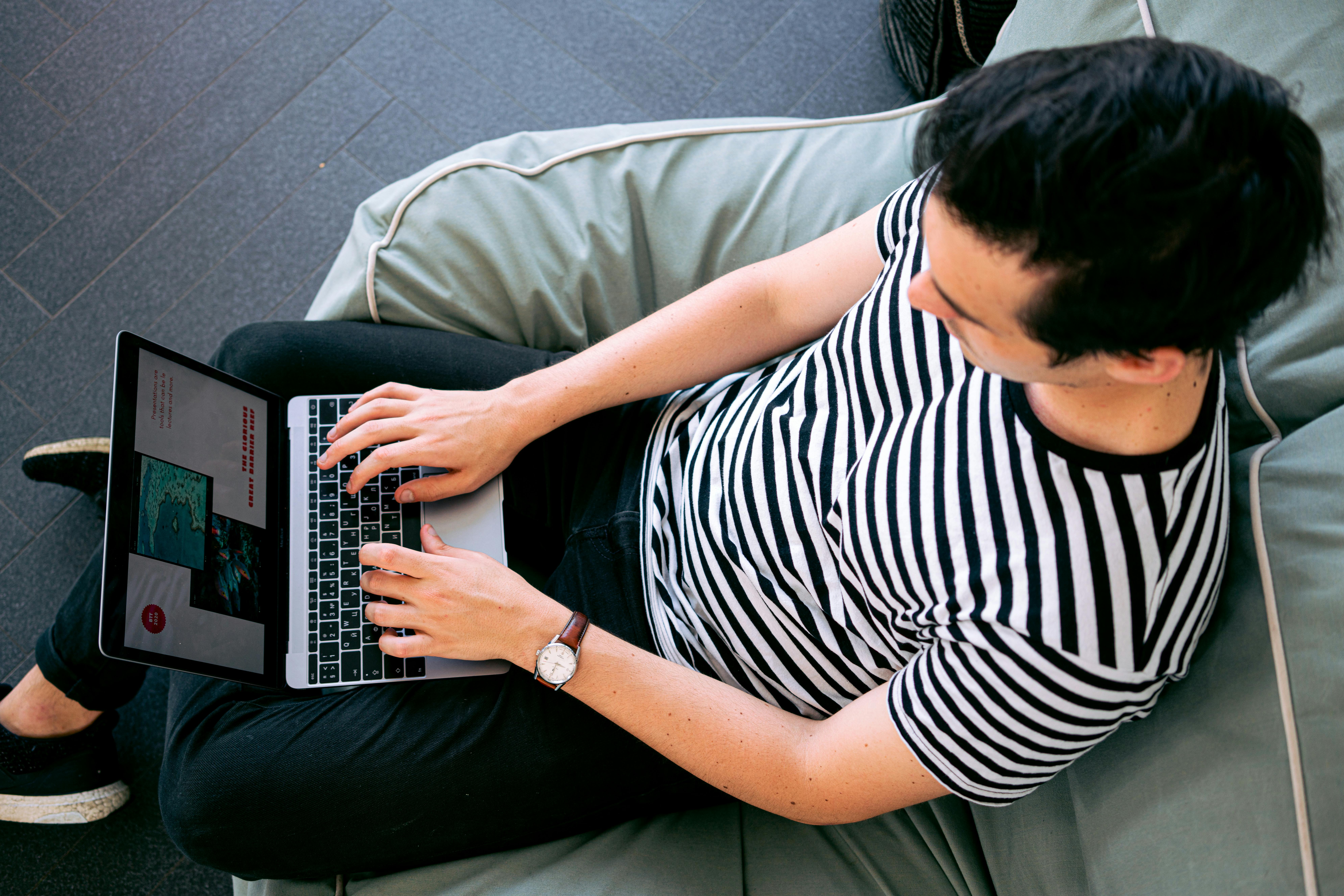 Marketing y desarrollo en una sola agencia: ¿conviene? | Gulupa Digital Equipo integrado de marketing y desarrollo revisando un sprint de optimización web y conversión.