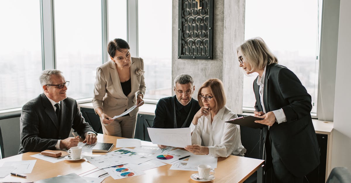 Equipo revisando estrategia de contenido y autoridad digital