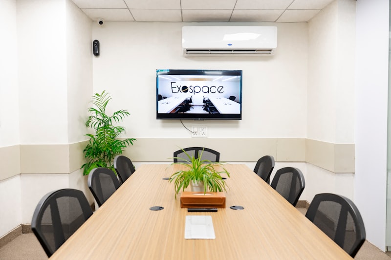 Sala de juntas moderna para revisar gráficos y decisiones comerciales