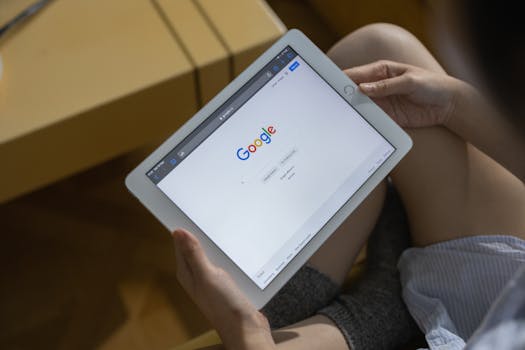 Google Ads vs SEO en Colombia: cuándo usar cada uno y cuándo combinarlos | Gulupa Digital Imagen de analítica y estrategia digital para Ads y SEO