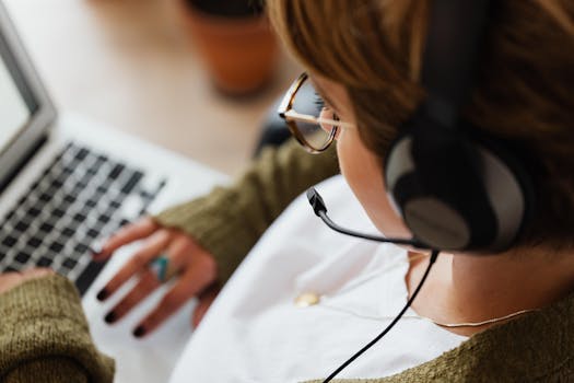 Por qué tu competencia vende más online con el mismo producto | Gulupa Digital Imagen de equipo analizando resultados comerciales para vender más online