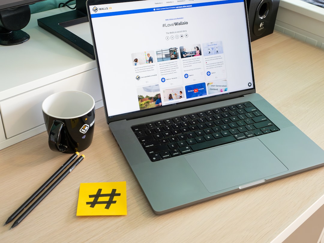 Agencia de redes sociales en Medellín: qué diferencia a una buena de una que solo cobra | Gulupa Digital Calendario editorial y planificación de redes sociales con laptop