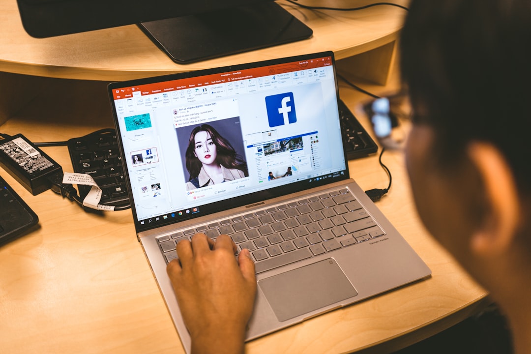 Cuánto cuesta el marketing digital para una empresa hispana en EE. UU.: sin rodeos | Gulupa Digital Persona trabajando en Facebook desde una laptop
