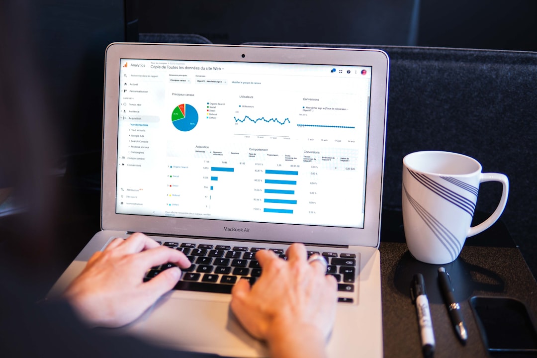 Profesional revisando automatizaciones e IA para operaciones inmobiliarias