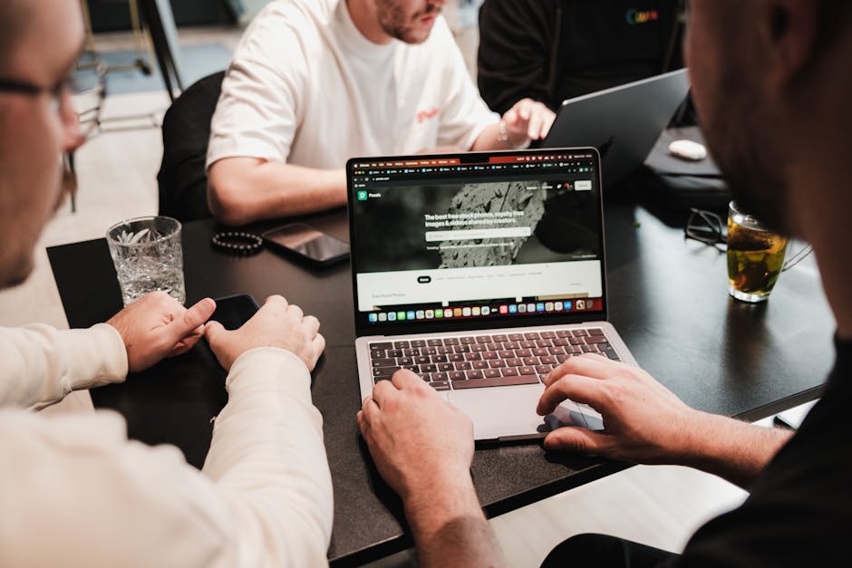 Equipo revisando una propuesta digital en una oficina moderna para una agencia de diseño web en San Diego