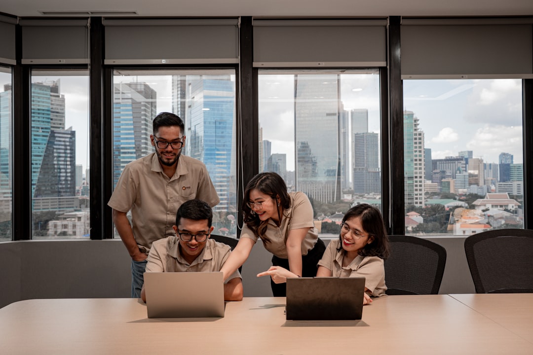 Equipo revisando un sitio web y una propuesta de conversión en laptop