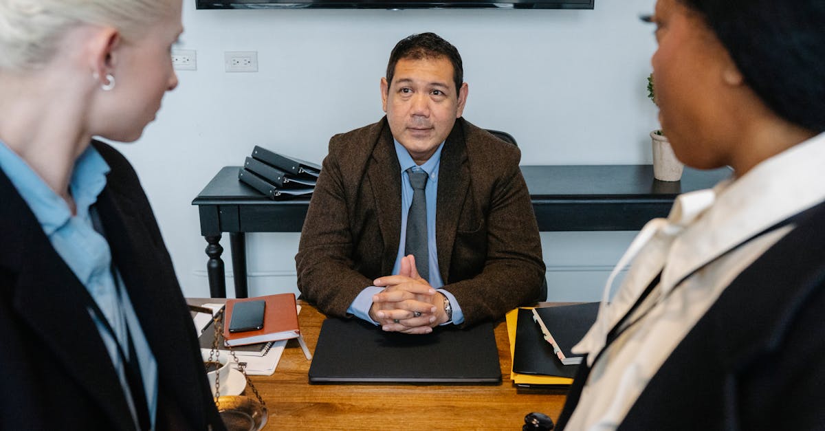Equipo de trabajo en oficina para un bufete de abogados de inmigración hispanos en USA