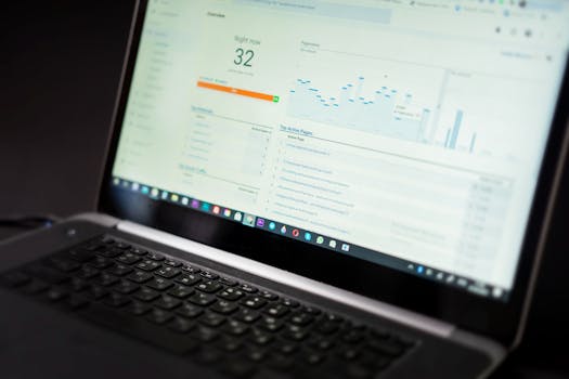 Pantalla de portátil con analítica para explicar Google Ads para empresas latinas en Nueva Jersey