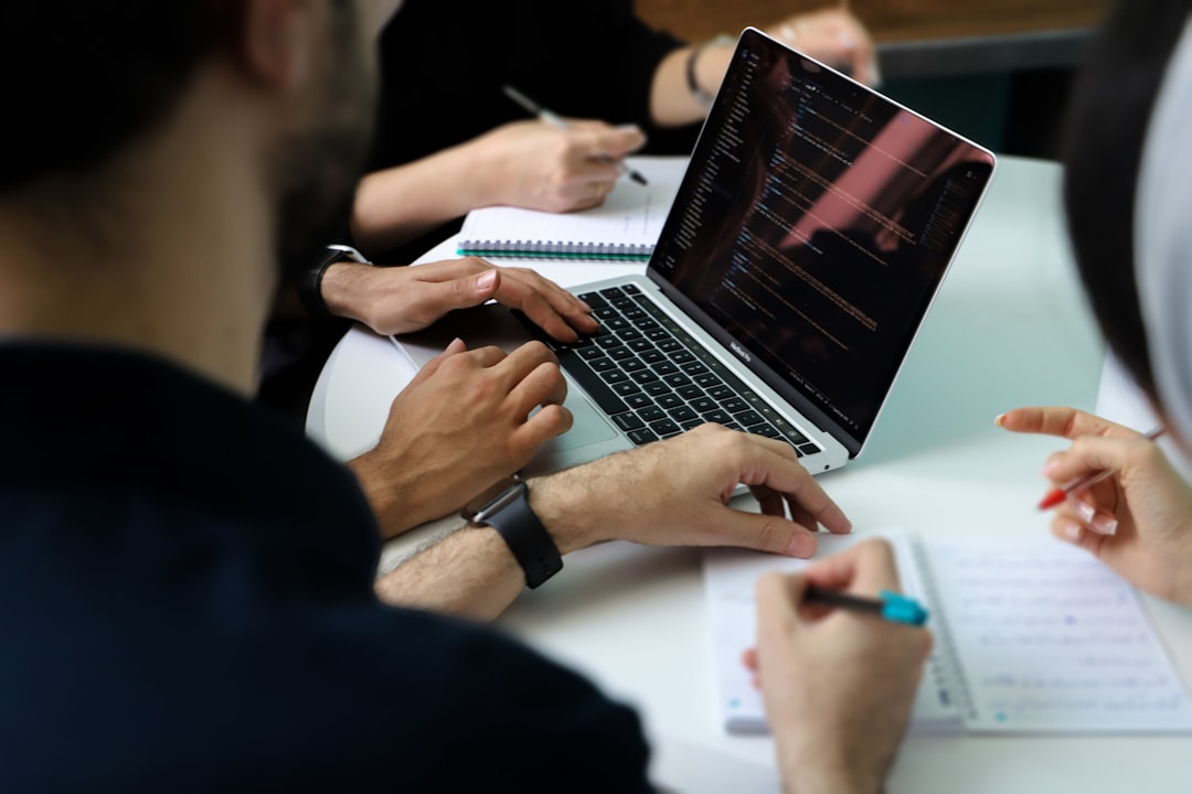 Publicidad en Google y Meta para negocios hispanos en Florida | Gulupa Digital Grupo de personas revisando métricas y laptop para campañas de Google y Meta en Florida
