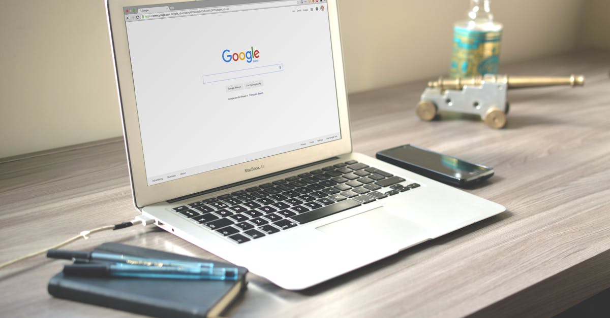 Laptop sobre escritorio para diseño web y SEO de negocio hispano en Las Vegas