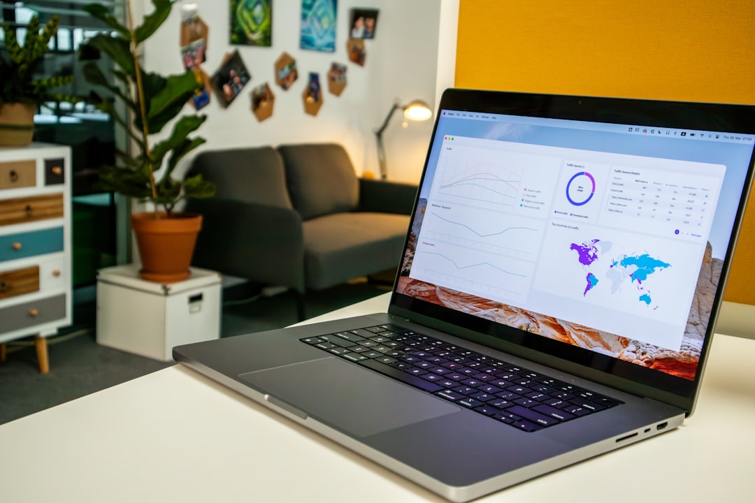 Equipo revisando automatización de marketing e indicadores en una laptop