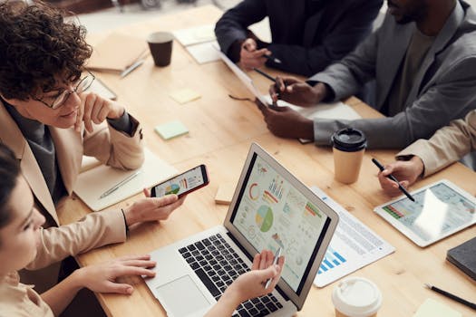 Equipo reunido alrededor de una mesa para planear estrategia digital