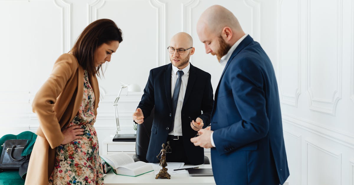 Reunión profesional en oficina jurídica para firma de abogados en Colombia